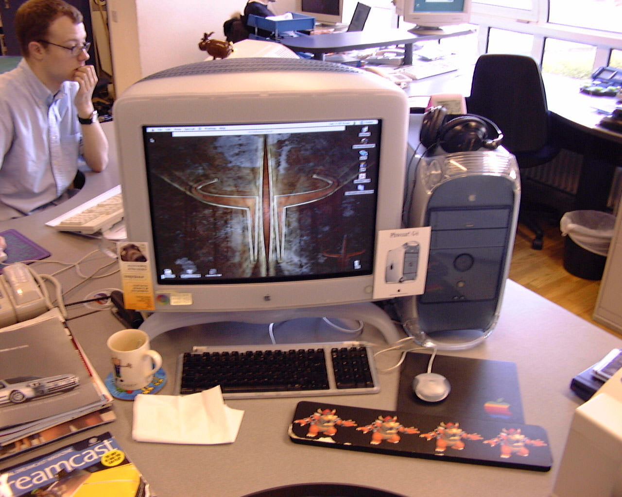 Стол с Power Mac G4 и журналом Dreamcast