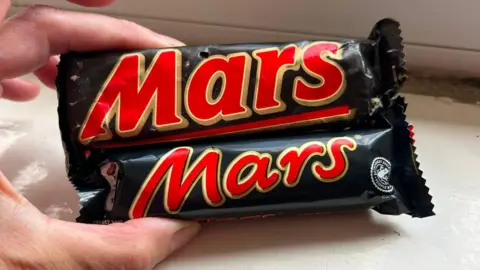 Батончик Mars 1991 года рядом с современным. Старый заметно крупнее.