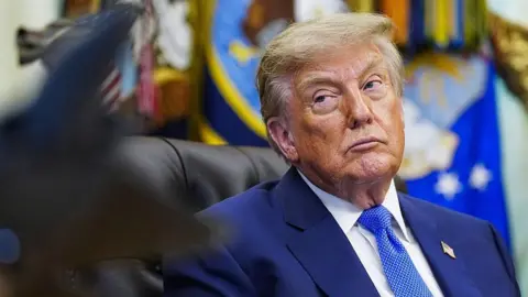 Дональд Трамп в Овальном кабинете