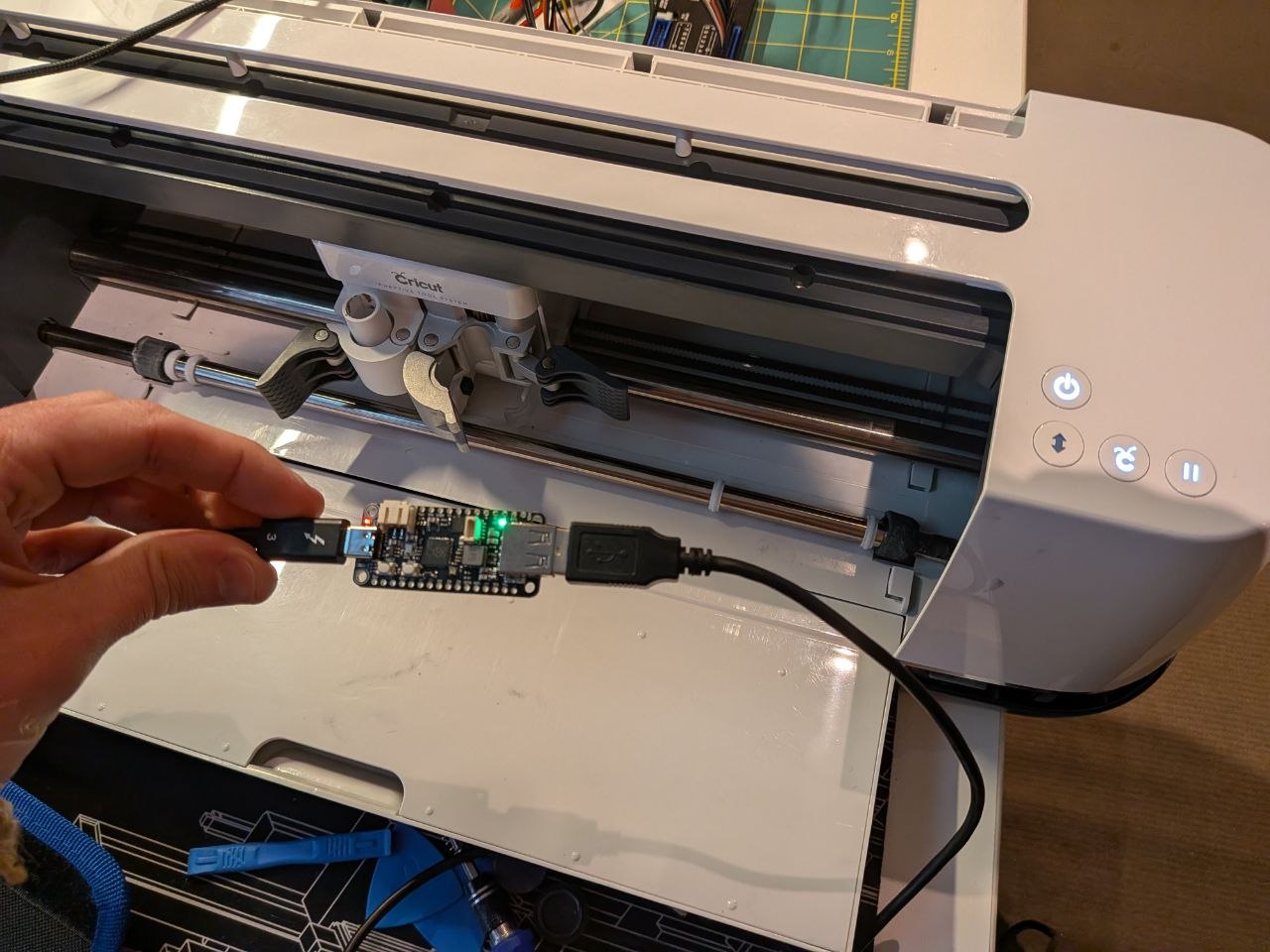 Cricut Maker на фоне с микроконтроллером RP2040 с двумя USB-подключениями