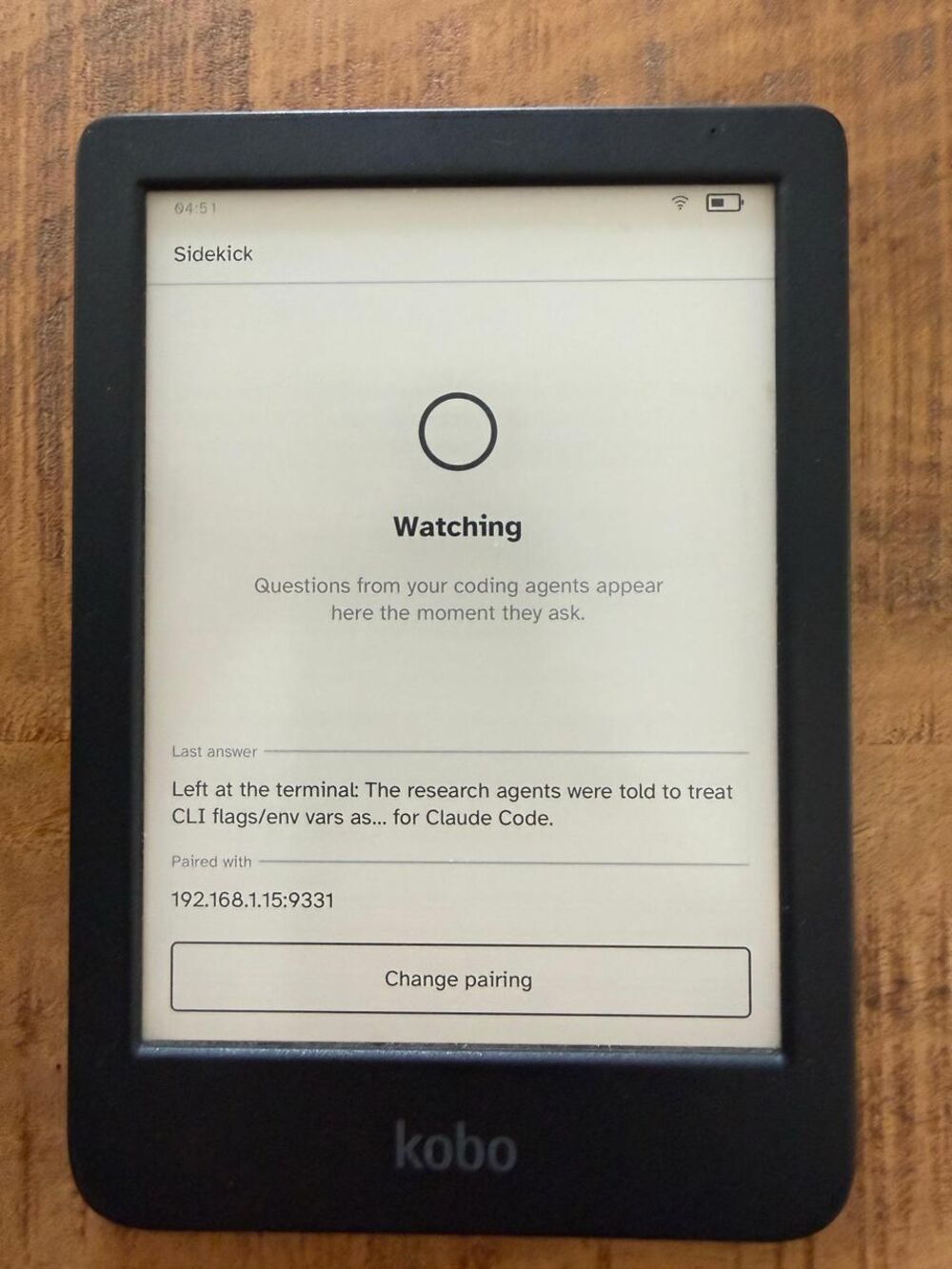 Экран ожидания Sidekick на Kobo, подключённого к машине в локальной сети, с последним отправленным ответом