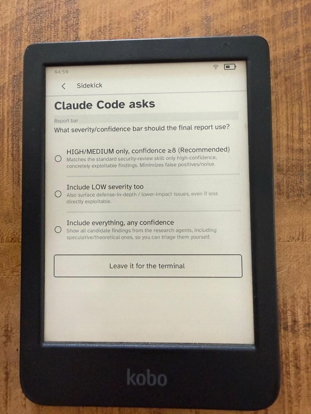 Sidekick на Kobo показывает вопрос от Claude Code с тремя вариантами ответа и кнопкой «Оставить для терминала»