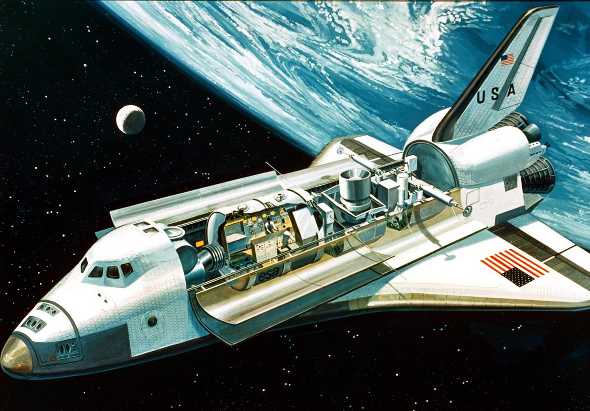 Spacelab представлял собой герметичный цилиндр в грузовом отсеке шаттла, соединённый с ним туннелем. Он служил лабораторией для проведения экспериментов. Иллюстрация NASA, C-1976-4380.