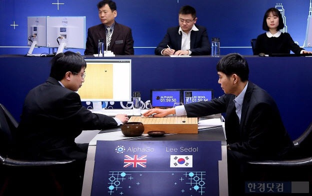 Матч по го между AlphaGo и южнокорейской легендой Ли Седолем в марте 2016 года