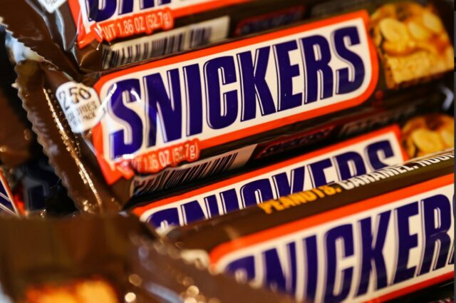 ряд конфет Snickers