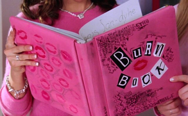печально известная розовая «Burn Book» из фильма 2004 года «Злые девочки»