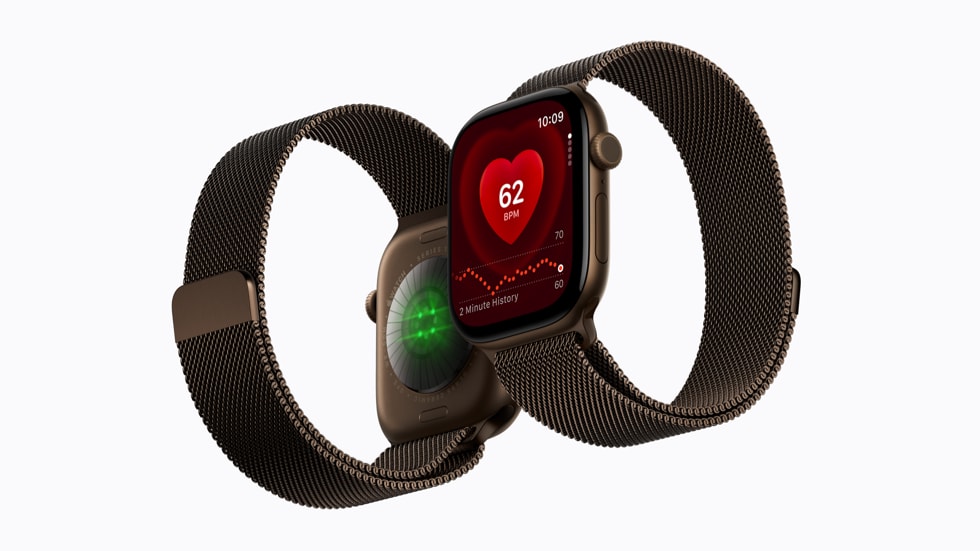 Два устройства Apple Watch Series 12 расположены рядом, с датчиками, показанными на спине одного, и приложением «Пульс», показанным на экране другого.