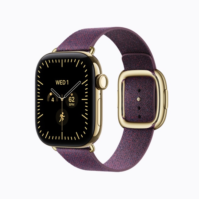 Apple Watch Series 12 в сияющем золотом титане с пудровым Modern Buckle ремешком.