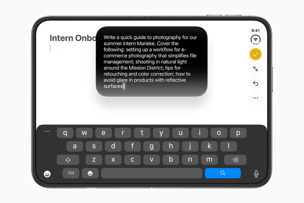 На iPhone Duo пользователь использует Siri для корректировки текста, над которым работает