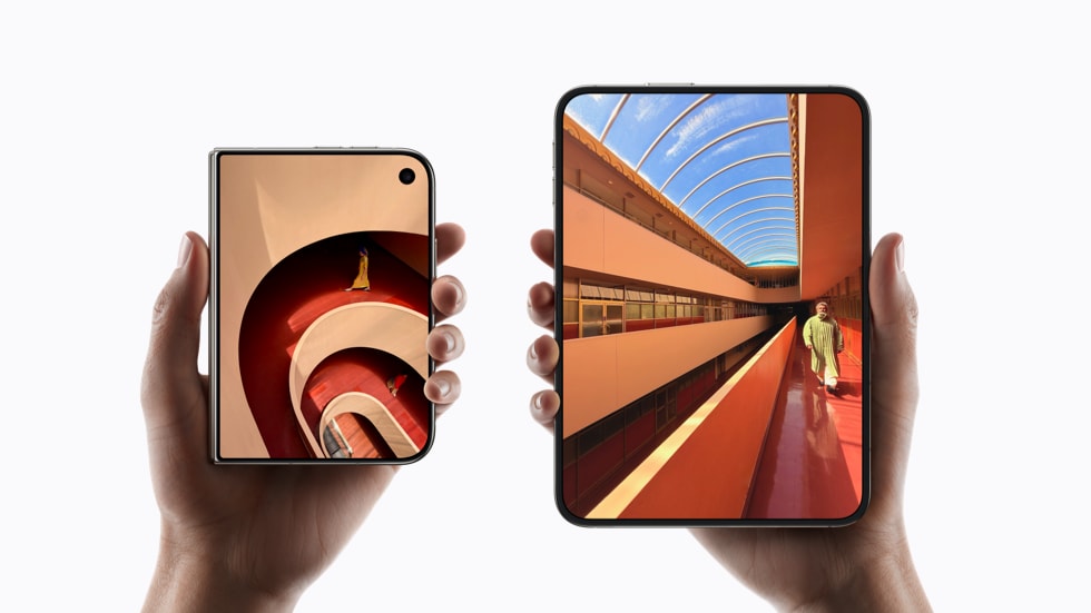Две руки держат устройства iPhone Duo — одно сложенное, одно раскрытое