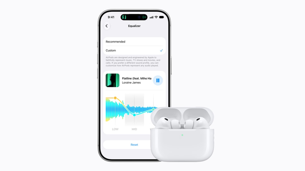 Рядом с iPhone 18 Pro, на котором показаны настройки AirPods, лежат наушники AirPods