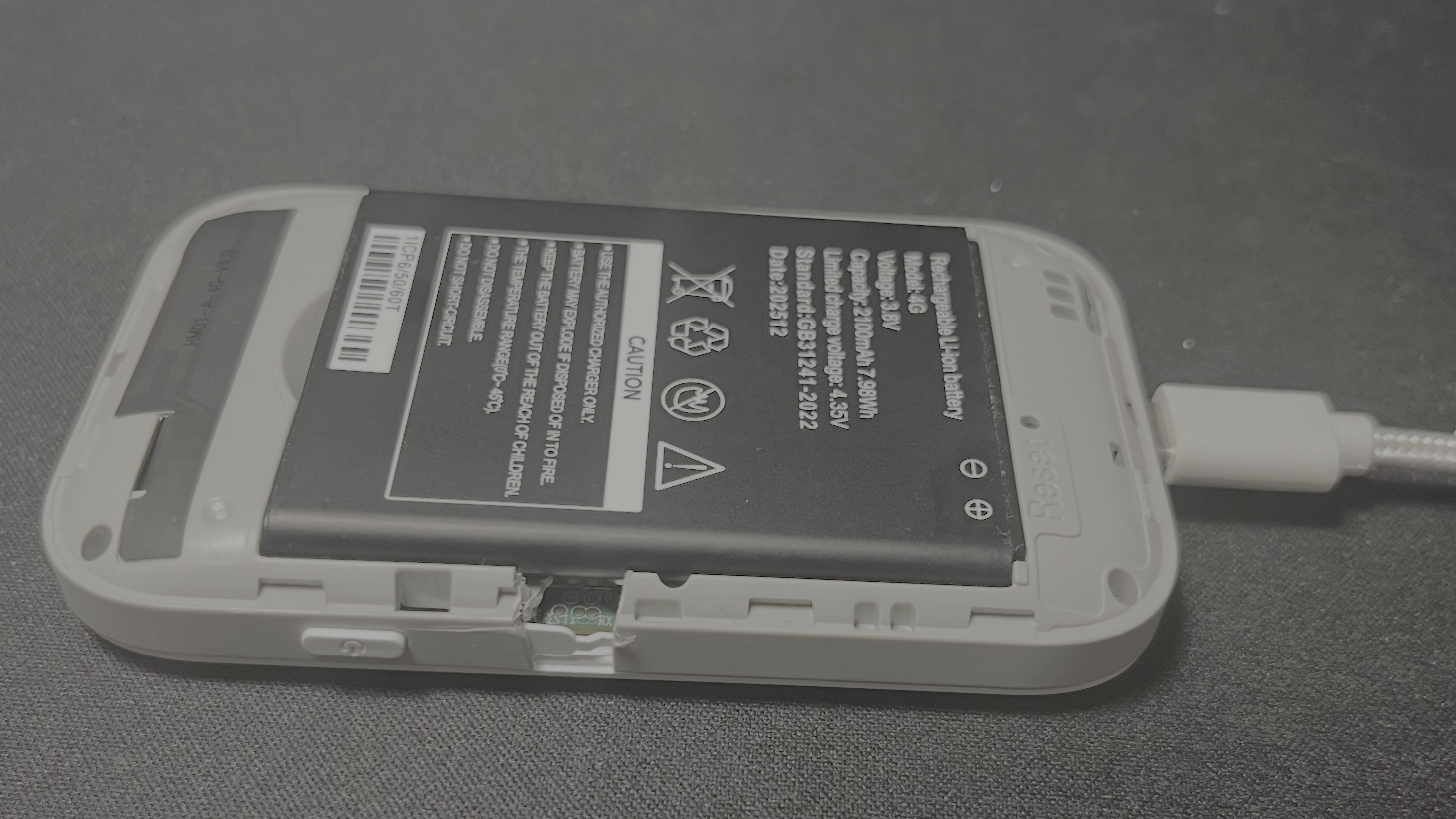 MF800 без задней крышки, с ненужным вырезом под контакты bootloader