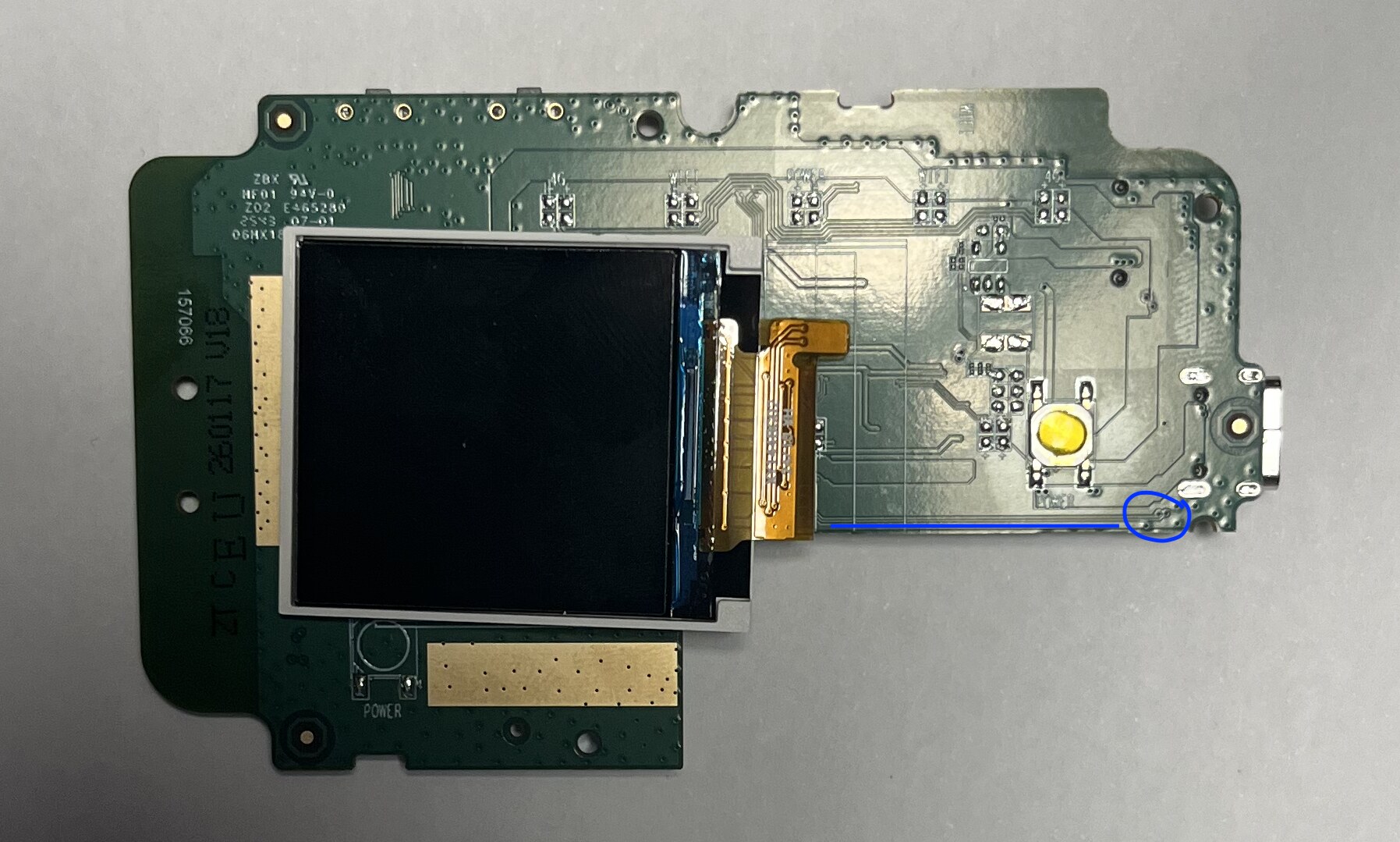 Сверху: синие линии показывают USB data линии от разъёма и площадок к SOC