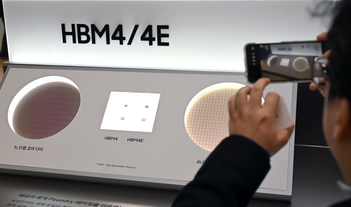 Акционер фотографирует чипы высокопроизводительной памяти HBM4 и HBM4E на 57-м ежегодном собрании акционеров Samsung Electronics в марте 2026 года