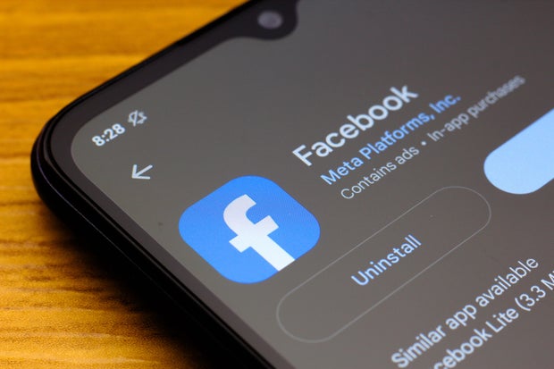 Иллюстрация логотипа Facebook, отображаемого на экране смартфона