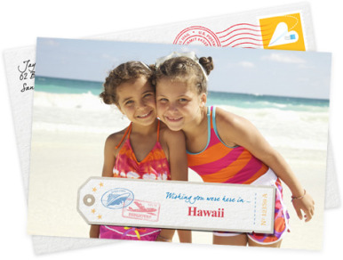 Фото-открытка двух девочек на пляже с текстом 'Wishing you were here in Hawaii' и штампованным конвертом