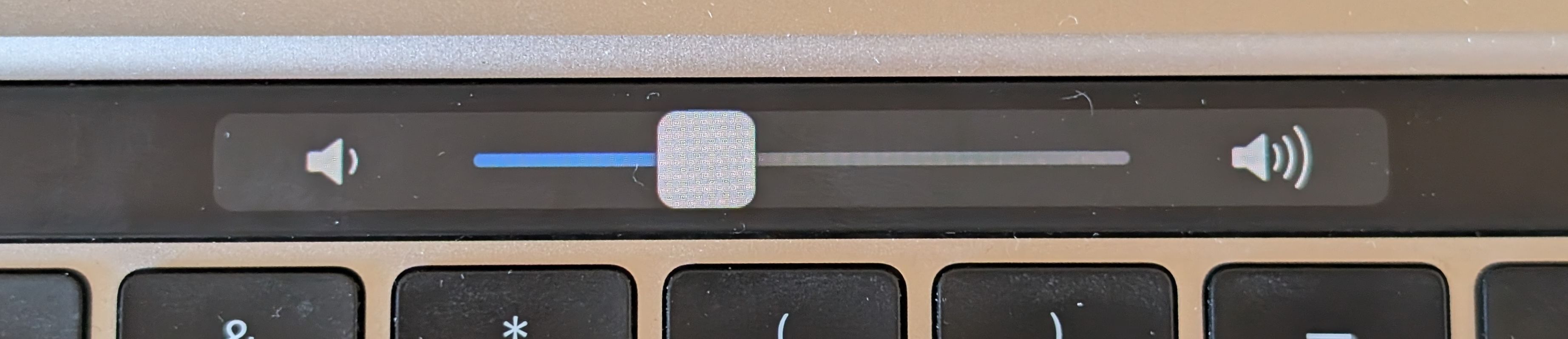 Слайдер громкости Touch Bar в развёрнутом состоянии.