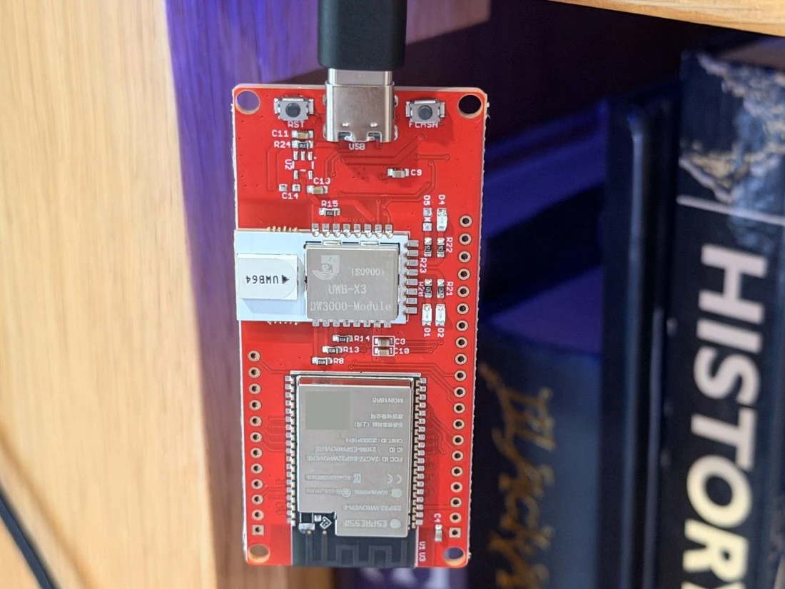 Красная плата Makerfabs ESP32-WROVER с подключённым USB, видны UWB-модуль и антенна.