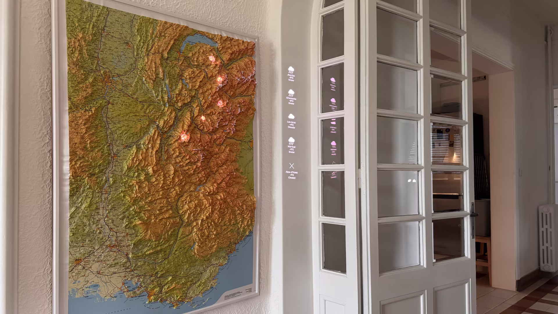 Большая 3D карта, висящая на стене, со станциями катания, выделенными Lightbulb Computer, и условиями погоды, спроецированными рядом с картой