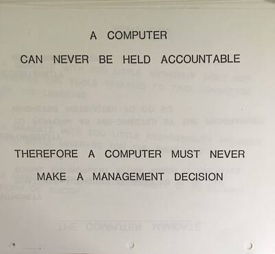 Страница внутреннего тренинга IBM 1979 года с надписью: КОМПЬЮТЕР НИКОГДА НЕ МОЖЕТ НЕСТИ ОТВЕТСТВЕННОСТЬ, ПОЭТОМУ КОМПЬЮТЕР НИКОГДА НЕ ДОЛЖЕН ПРИНИМАТЬ УПРАВЛЕНЧЕСКОЕ РЕШЕНИЕ