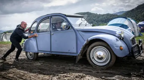 Фанаты Citroën 2CV собираются на ежегодные встречи, как эта грязная встреча в Швейцарии