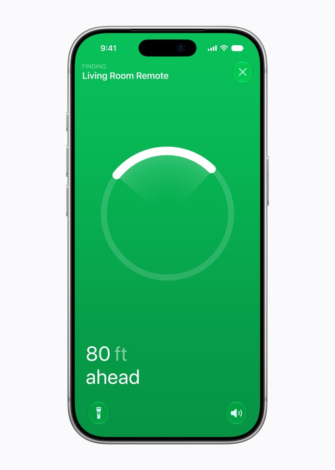 Экран iPhone 18 Pro показывает Find My, определяющий местоположение пульта Siri Remote с сообщением «на 80 фт впереди»