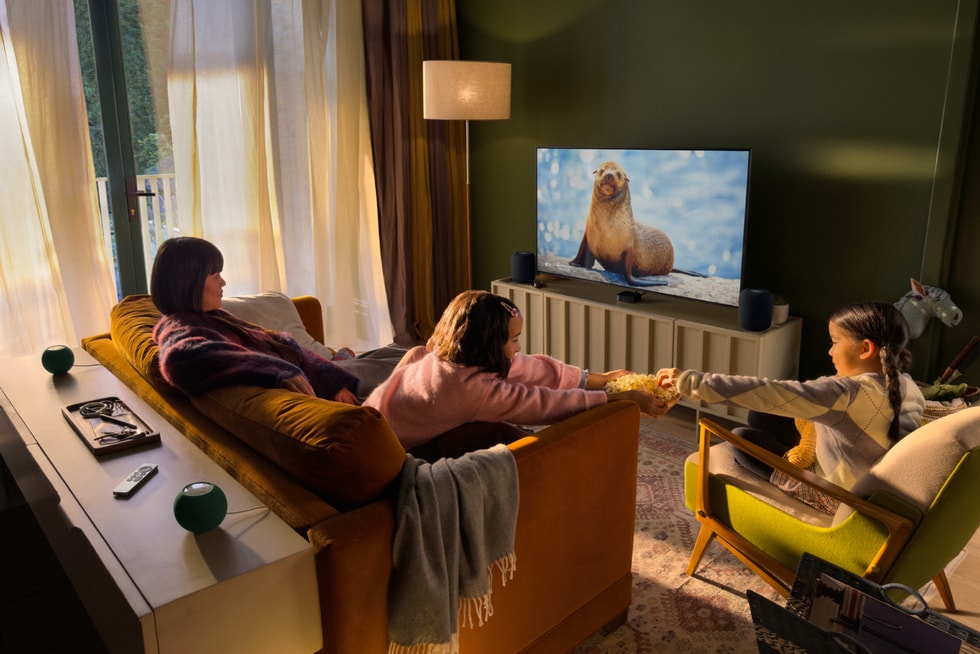 Apple TV 4K и четырёхканальная система из двух HomePod (2-е поколение) спереди и двух HomePod mini 2 сзади