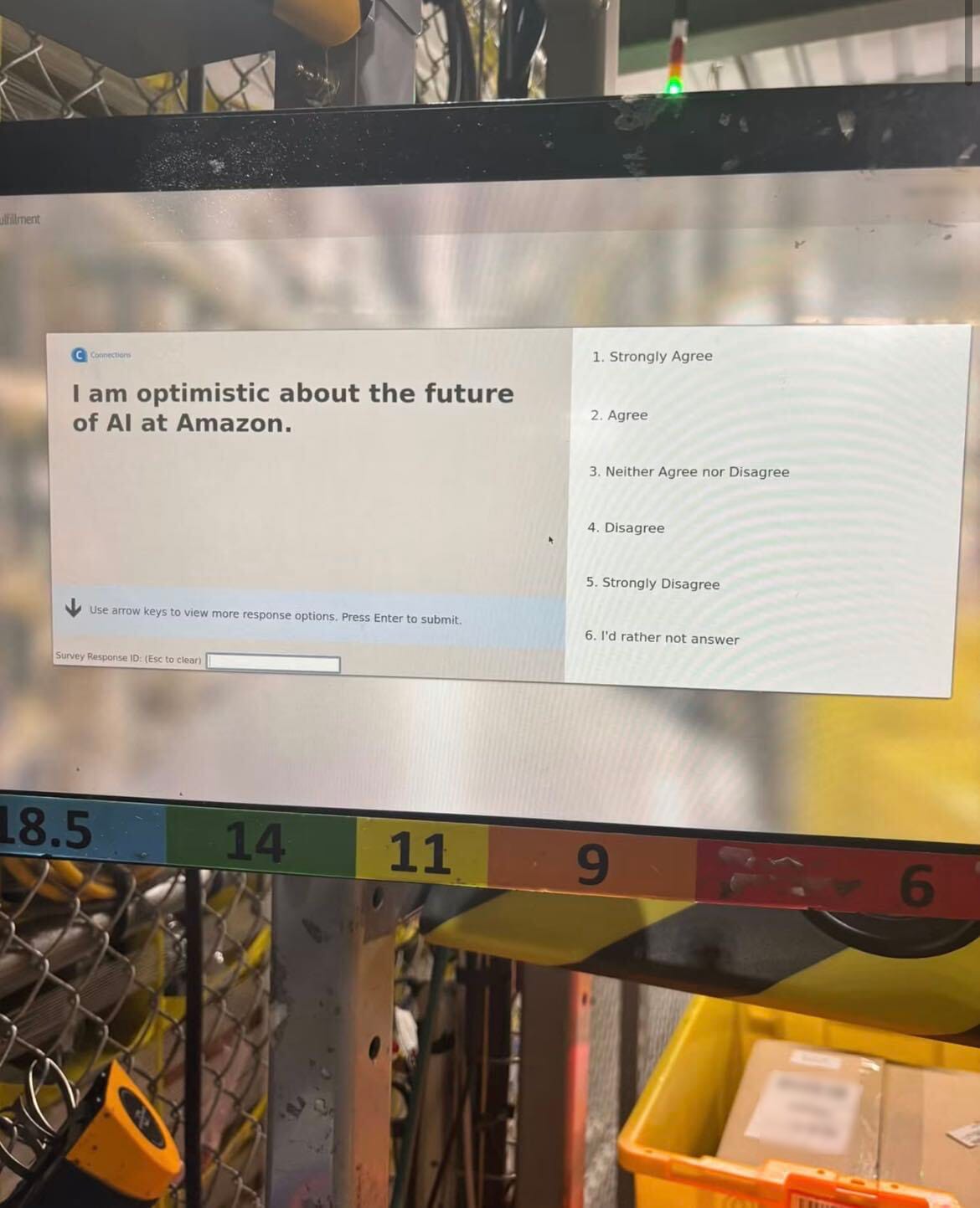 Опрос на экране, направленный сотруднику Amazon в США, просит указать степень согласия с утверждением "Я оптимистично смотрю на будущее AI в Amazon".