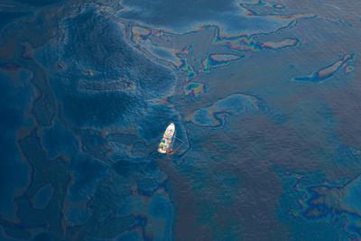 Нефтяное пятно в Мексиканском заливе после разлива нефти с платформы Deepwater Horizon в 2010 году.