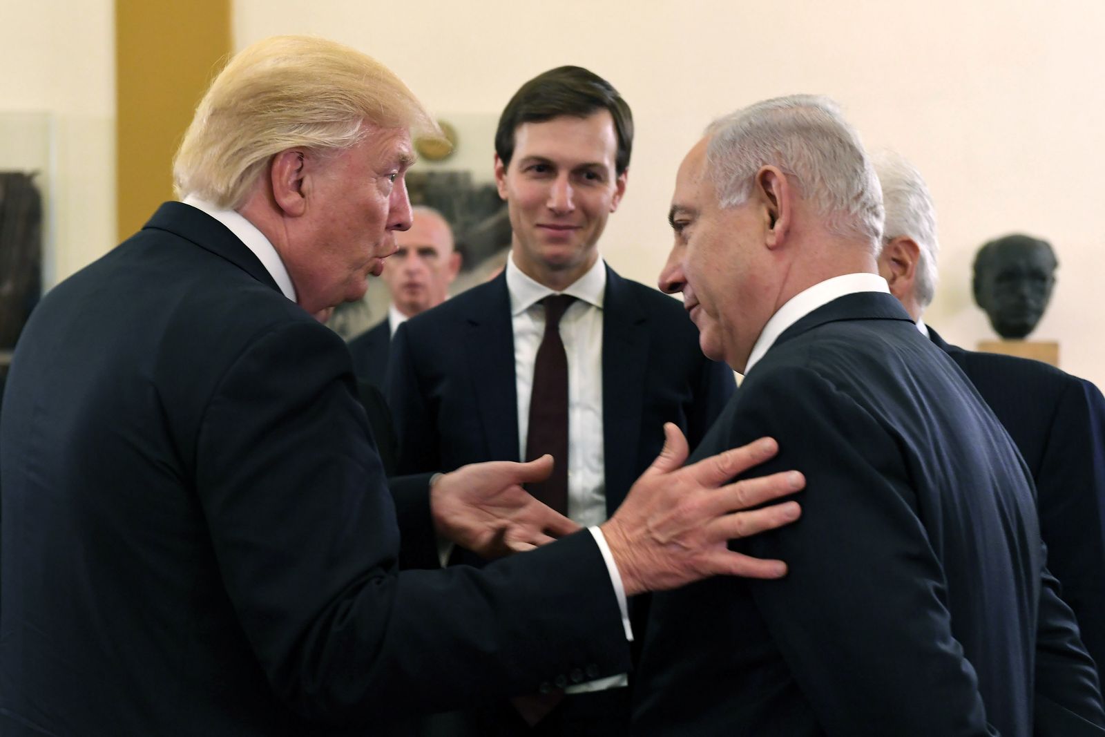 Президент Дональд Трамп, Джаред Кушнер и премьер-министр Израиля Биньямин Нетаньяху в 2017 году.
